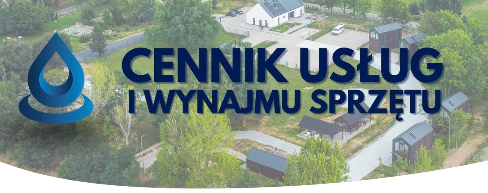 Niebieski napis „Cennik usług i wynajmu sprzętu” na tle zdjęcia lotniczego przedstawiającego teren zabudowany z domkami, drogami i zielenią.
